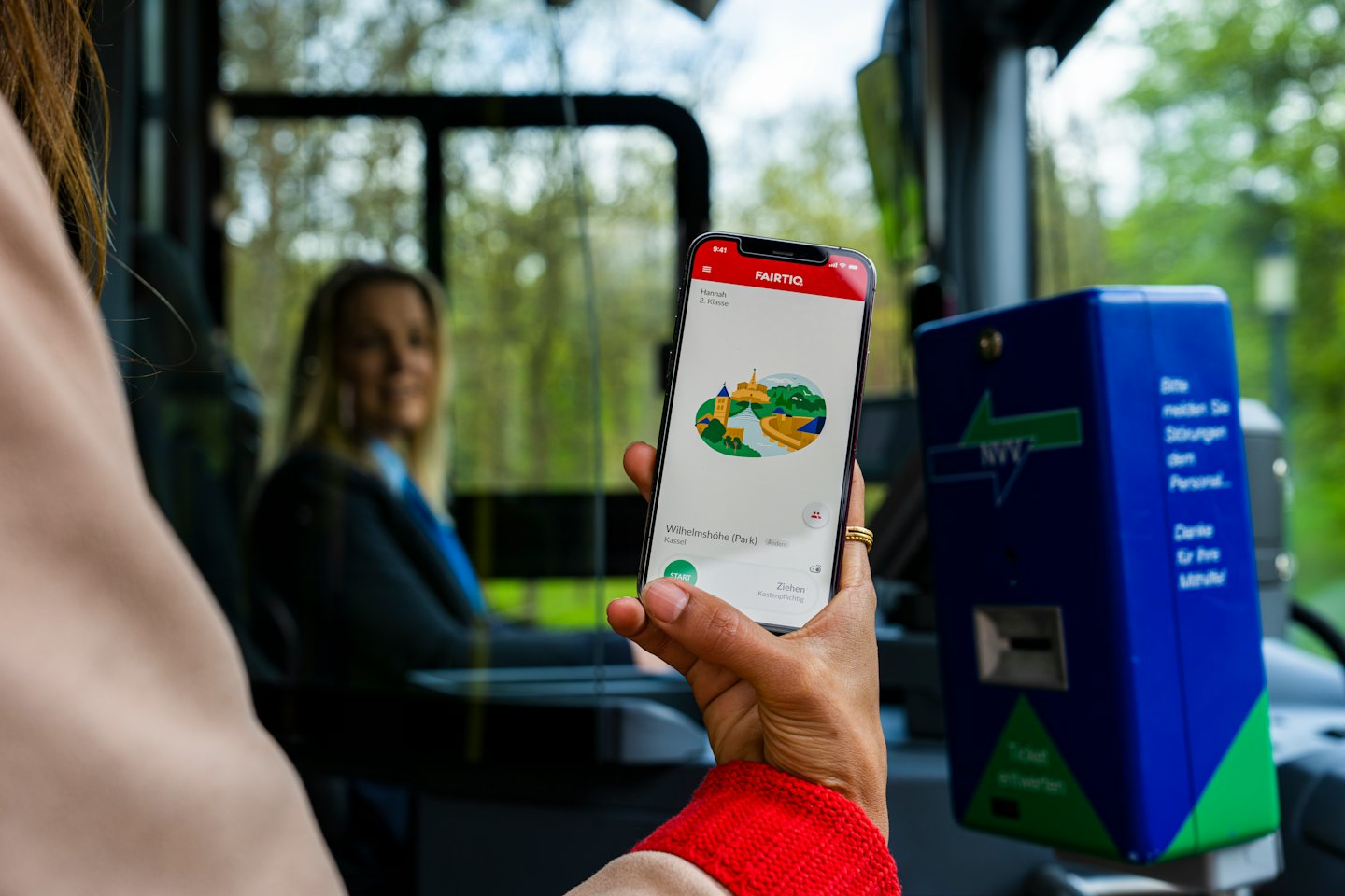 En passasjer bruker en reiseapp på smarttelefonen sin.